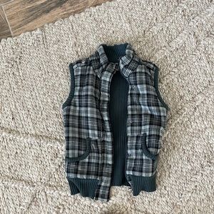 Mossimo zip up vest. Snaps over zipper. Used. Great condition.